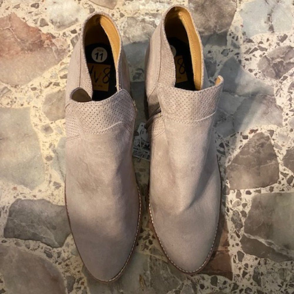 DV8 by Dolce Vita Tan Suede Bootie side zip, size 11